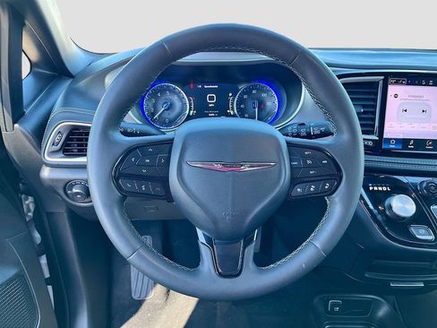 Used 2023 Chrysler Pacifica Touring FWD image 11