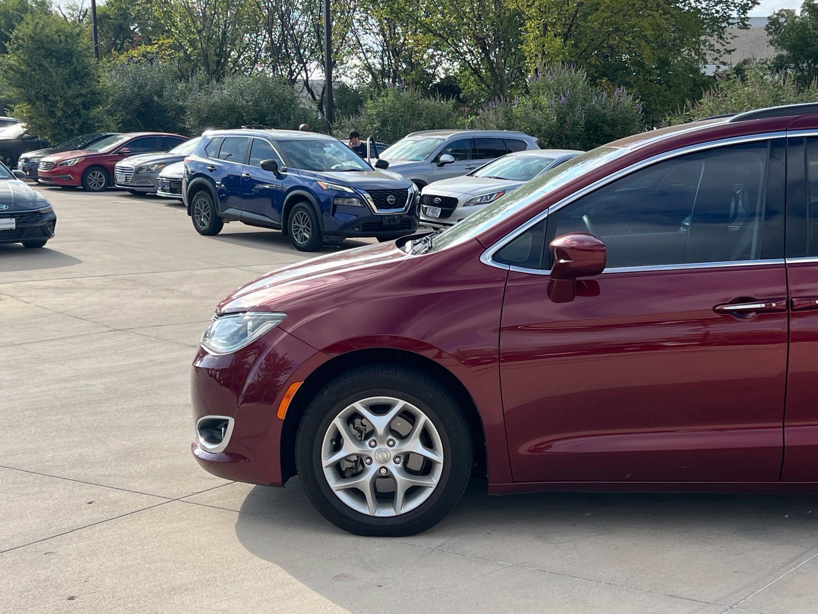 Used 2018 Chrysler Pacifica Touring Plus w/ Tire & Wheel Group FWD image 7