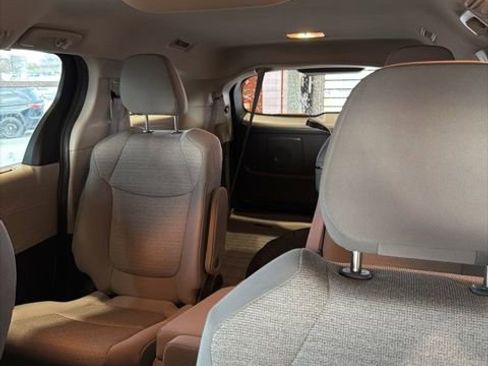 Used 2022 Toyota Sienna LE image 6