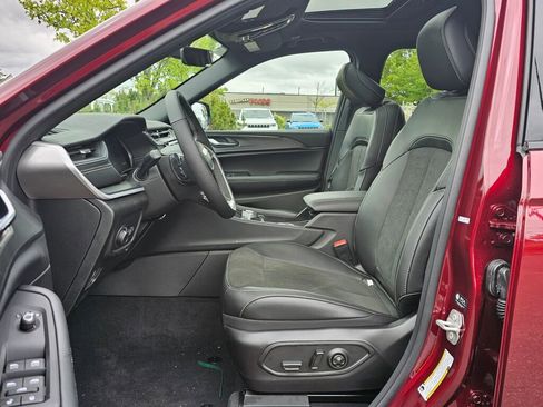 New 2025 Jeep Grand Cherokee Altitude image 18