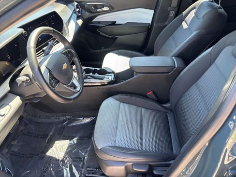 Used 2025 Chevrolet Trax LT w/ LT Convenience Package image 28