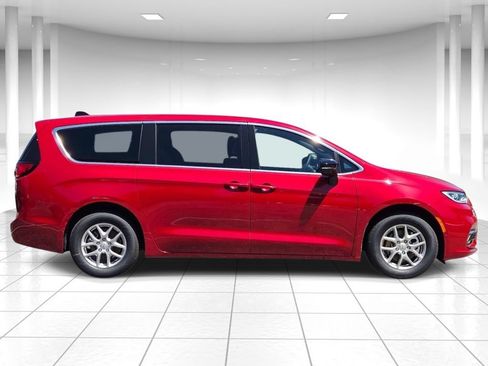 New 2026 Chrysler Pacifica Select FWD image 2