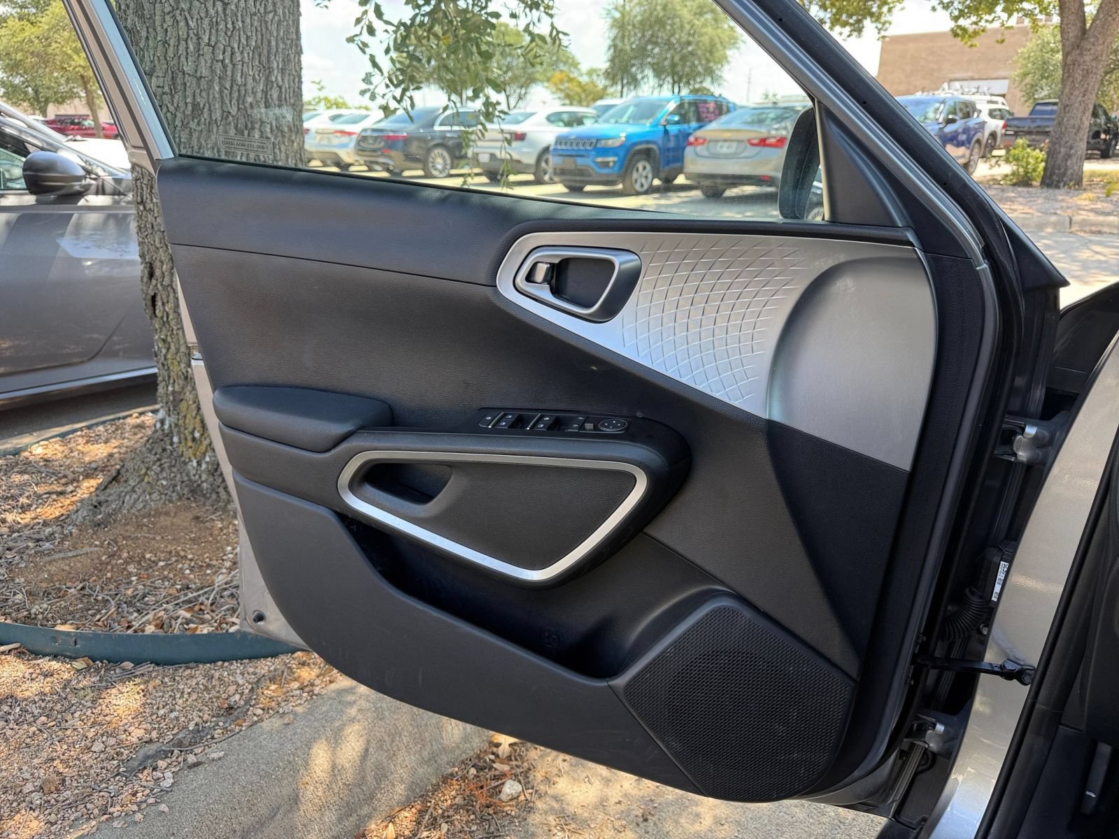 Used 2025 Kia Soul LX w/ LX Technology Package FWD image 18