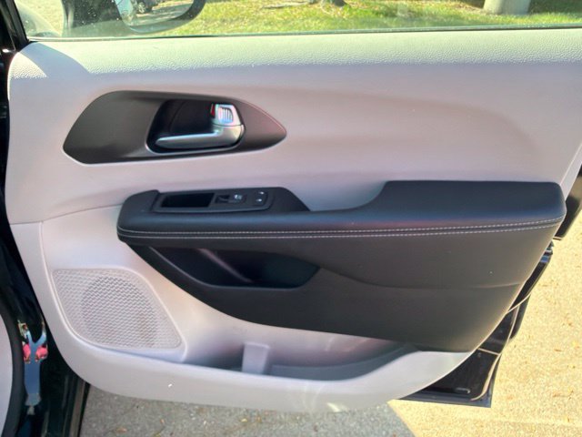 Used 2024 Chrysler Pacifica Touring-L FWD image 28