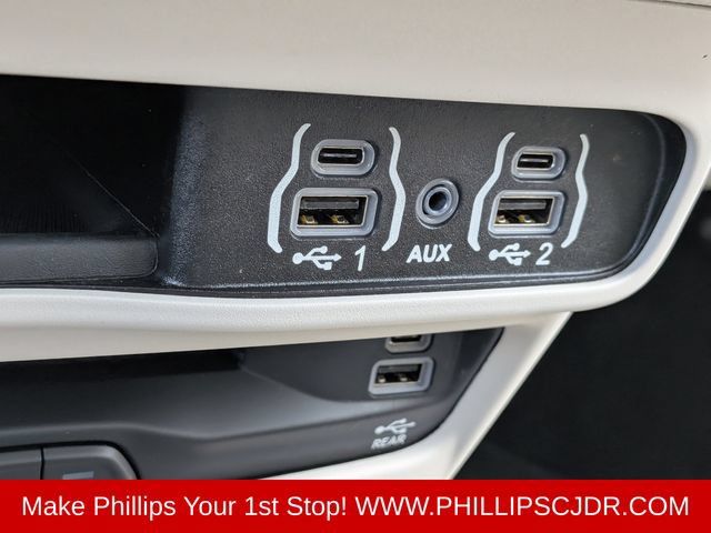Certified 2022 Chrysler Pacifica Touring-L w/ Uconnect Theater Family Group FWD image 21