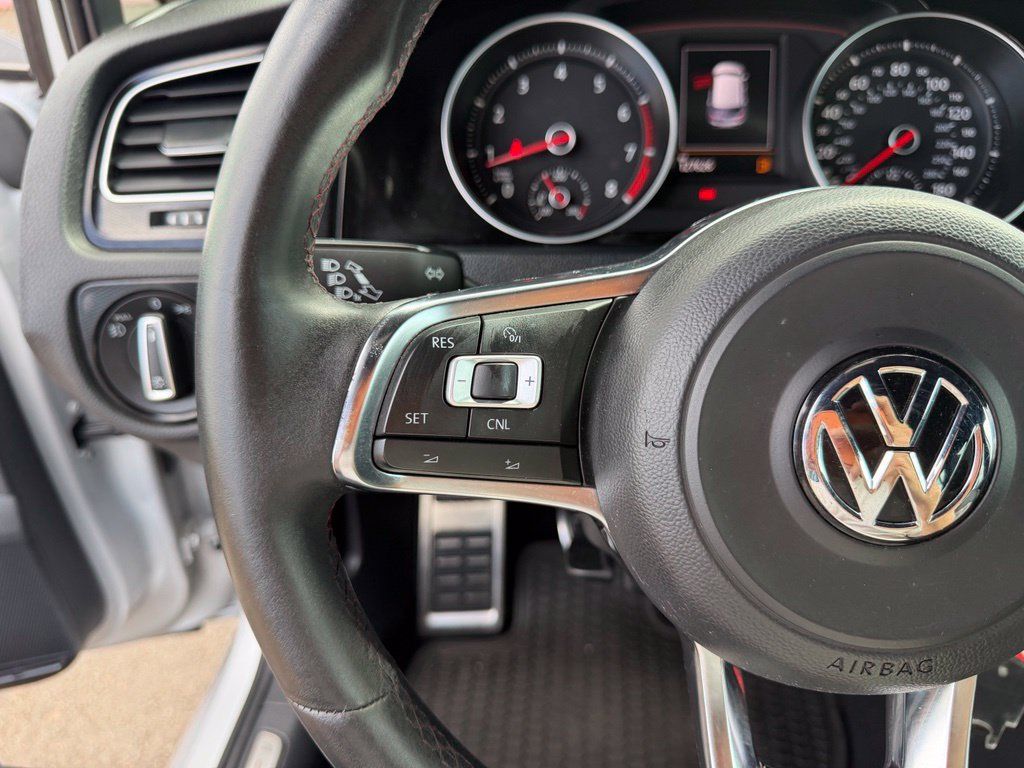 Used 2015 Volkswagen Golf 4-Door FWD image 18