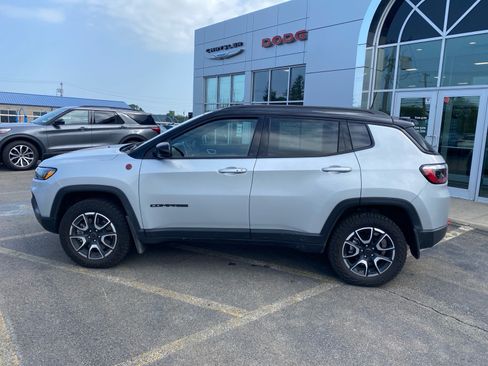 Used 2026 Jeep Compass Trailhawk w/ Sun, Sound & Navigation Group AWD/4WD image 2