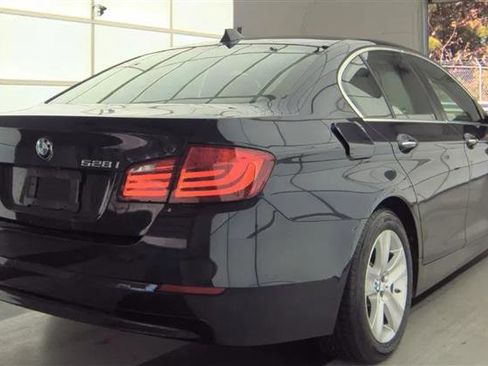 Used 2011 BMW 528i Sedan image 3
