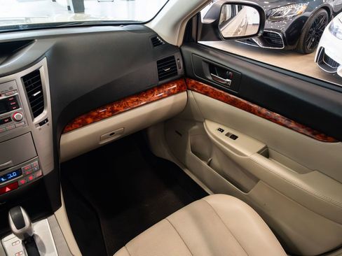 Used 2010 Subaru Outback 3.6R Limited image 11