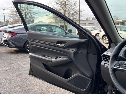 Used 2025 Nissan Altima 2.5 SV image 18