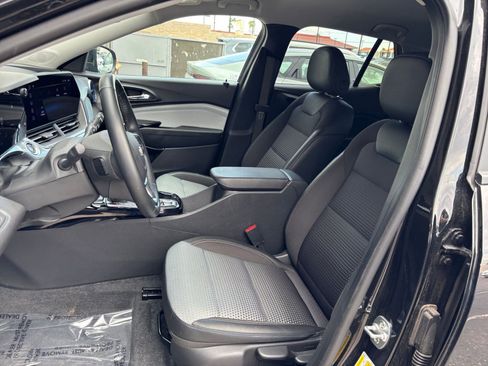 Used 2025 Chevrolet Trax LT w/ LT Convenience Package image 35