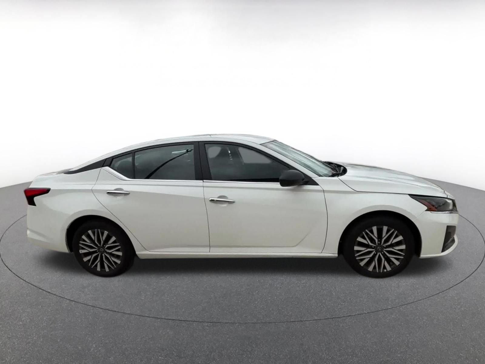 Used 2025 Nissan Altima 2.5 SV FWD image 15