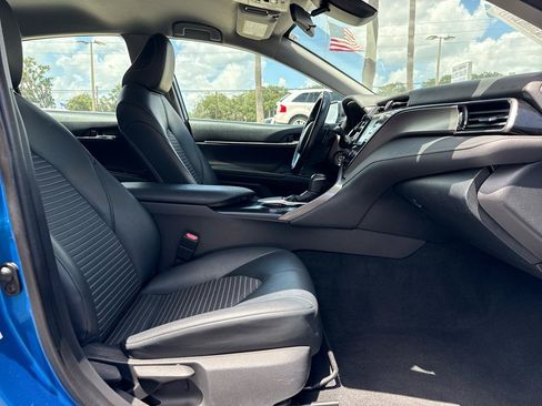 Used 2019 Toyota Camry SE FWD image 9