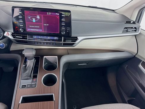 Used 2024 Toyota Sienna LE image 28