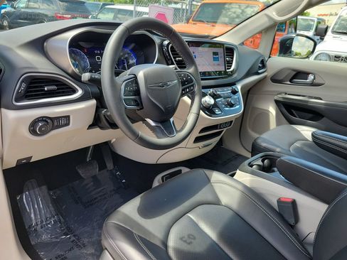 Used 2024 Chrysler Pacifica Touring-L FWD image 9