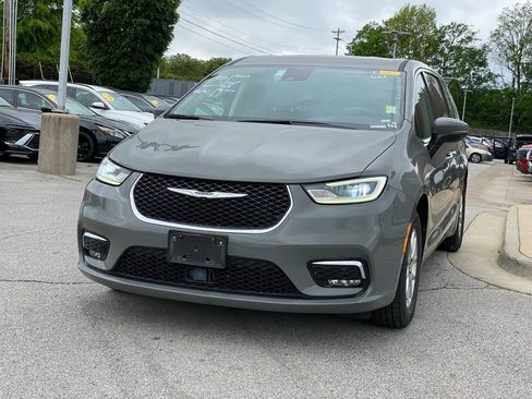 Used 2023 Chrysler Pacifica Touring-L FWD image 2