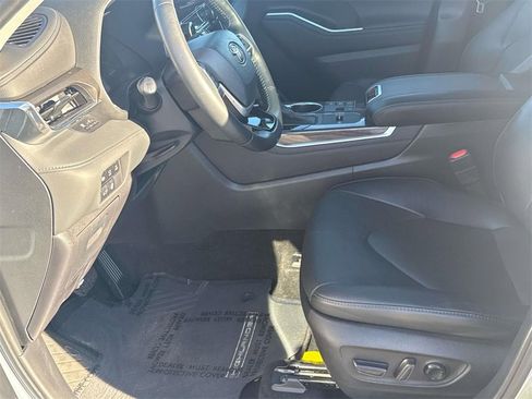 Used 2023 Toyota Highlander Limited image 26