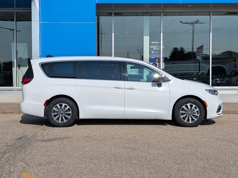 Used 2024 Chrysler Pacifica Limited FWD image 2