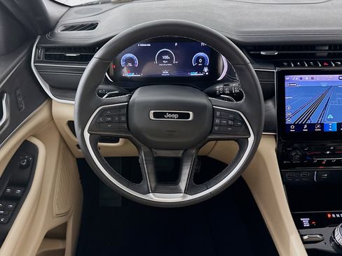 Used 2023 Jeep Grand Cherokee L Limited AWD/4WD image 18
