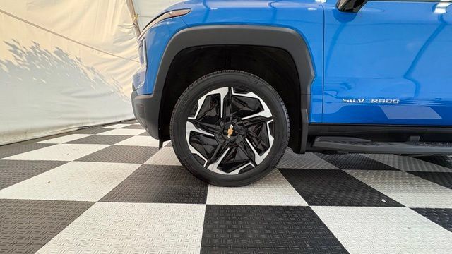 Used 2026 Chevrolet Silverado EV LT AWD/4WD image 15