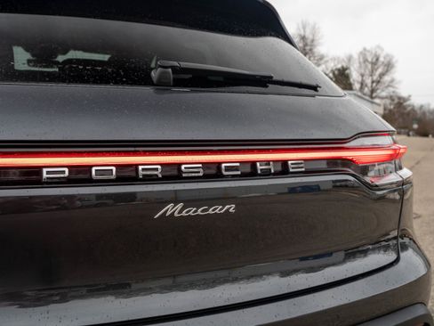 Certified 2025 Porsche Macan image 12