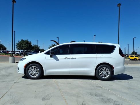 New 2026 Chrysler Pacifica Select image 3