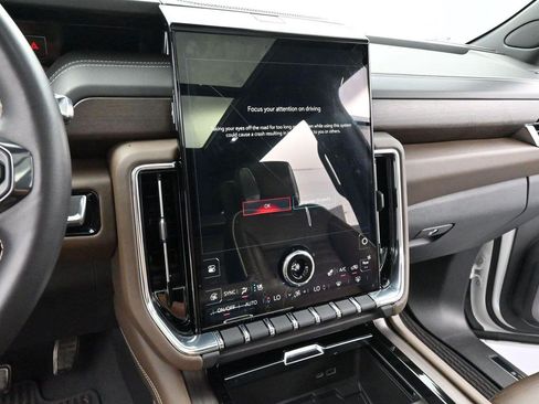 Used 2025 GMC Yukon Denali Ultimate AWD/4WD image 18