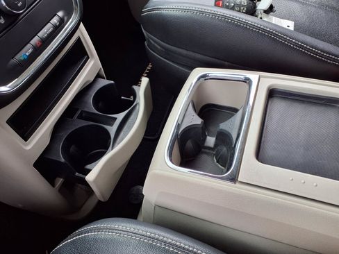 Used 2015 Chrysler Town & Country Touring-L w/ Driver Convenience Group FWD image 9