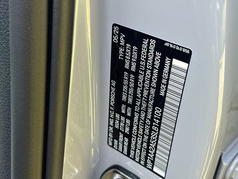 Certified 2025 Porsche Macan AWD/4WD image 33