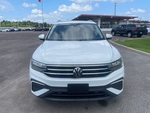 Used 2024 Volkswagen Tiguan SE FWD image 2
