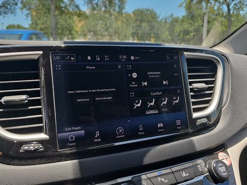 Used 2024 Chrysler Pacifica Touring-L FWD image 20