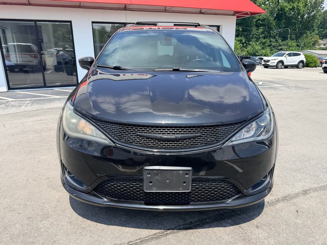 Used 2020 Chrysler Pacifica Touring-L w/ S Appearance Package FWD image 9
