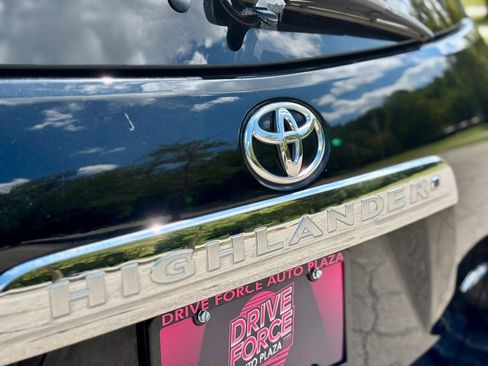 Used 2012 Toyota Highlander SE w/ Tow Pkg AWD/4WD image 8