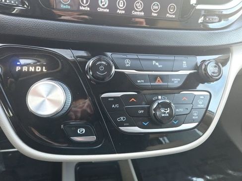 Used 2019 Chrysler Pacifica Touring-L image 25