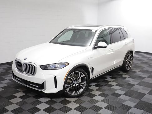 New 2026 BMW X5 xDrive50e w/ Executive Package AWD/4WD image 2