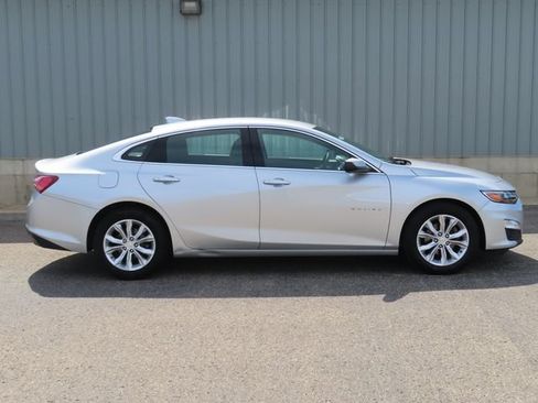 Used 2019 Chevrolet Malibu LT FWD image 2
