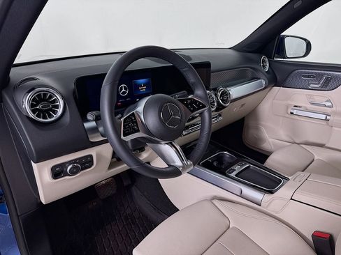 Used 2025 Mercedes-Benz GLB 250 4MATIC image 4