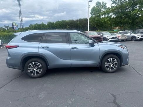 Used 2021 Toyota Highlander XLE AWD/4WD image 8