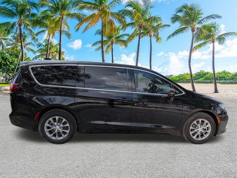 New 2026 Chrysler Pacifica Limited FWD image 2