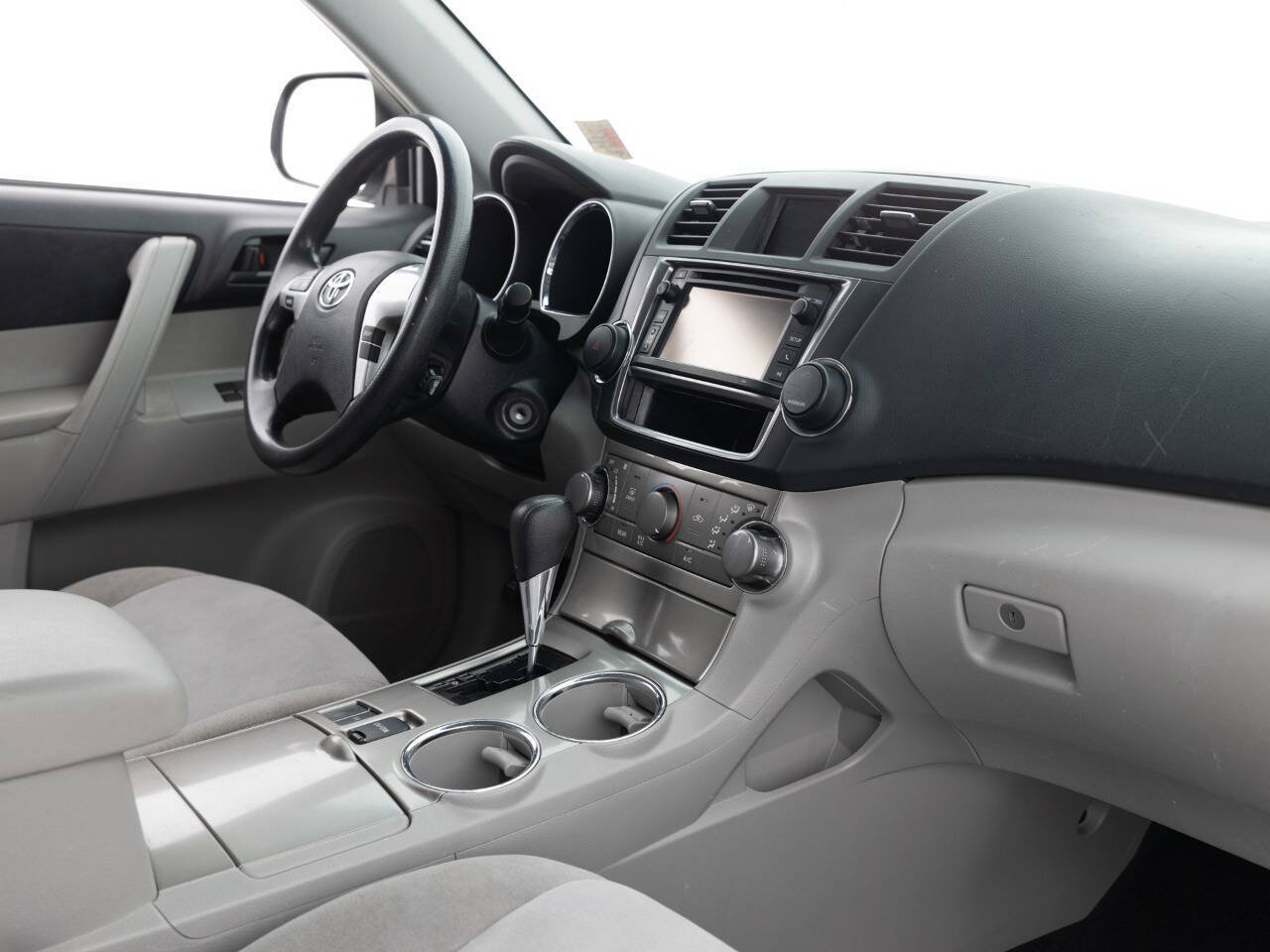 Used 2013 Toyota Highlander FWD w/ Cold Weather Pkg image 27