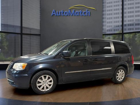 Used 2014 Chrysler Town & Country Touring image 5
