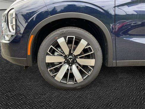 New 2025 Mitsubishi Outlander SE image 10