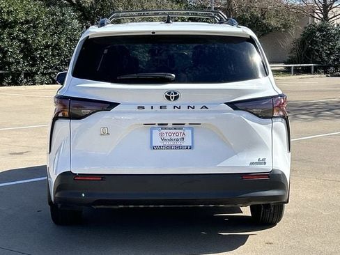 Certified 2024 Toyota Sienna LE w/ LE Plus Package image 5