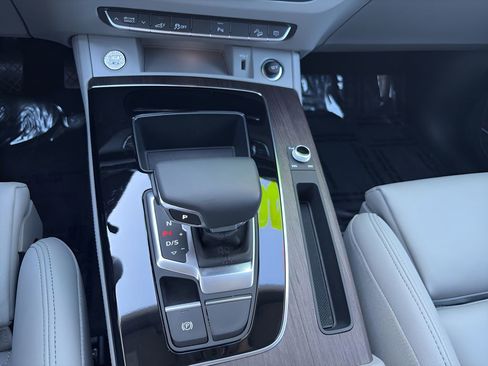 Used 2024 Audi Q5 e Premium Plus w/ Premium Plus Package image 19