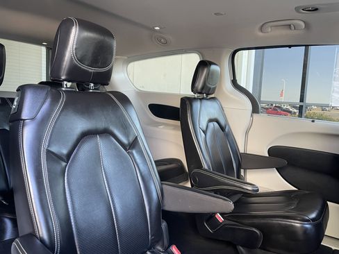 Used 2023 Chrysler Pacifica Touring-L FWD image 25