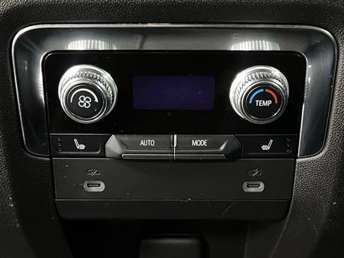 Used 2022 GMC Yukon XL Denali AWD/4WD image 43