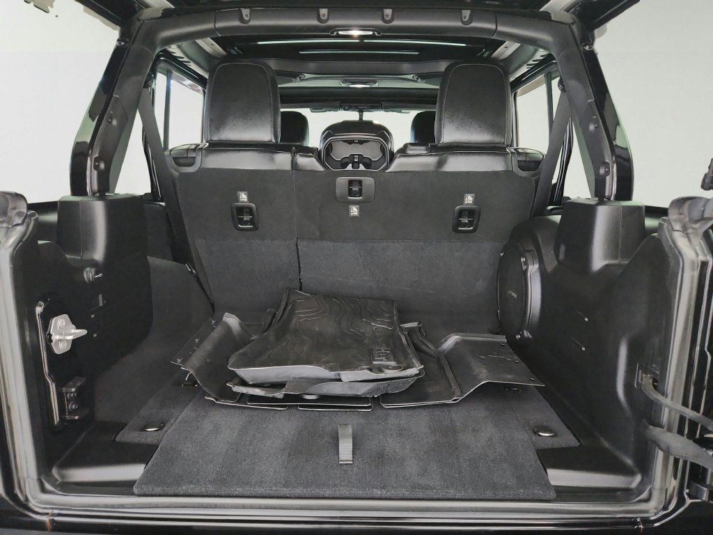 Used 2018 Jeep Wrangler Unlimited Sahara AWD/4WD image 32