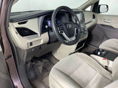 Used 2018 Toyota Sienna LE FWD image 3
