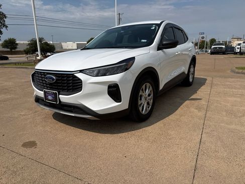 Used 2023 Ford Escape Active w/ Tech Pack #1 FWD image 3
