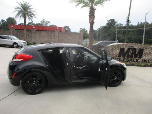 Used 2017 Hyundai Veloster Value Edition FWD image 12